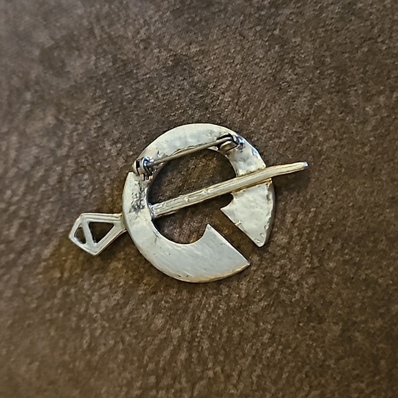 Vintage 1970s Silvertone Celtic Sword and Shield Unisex Brooch Pin - Picture 5 of 5